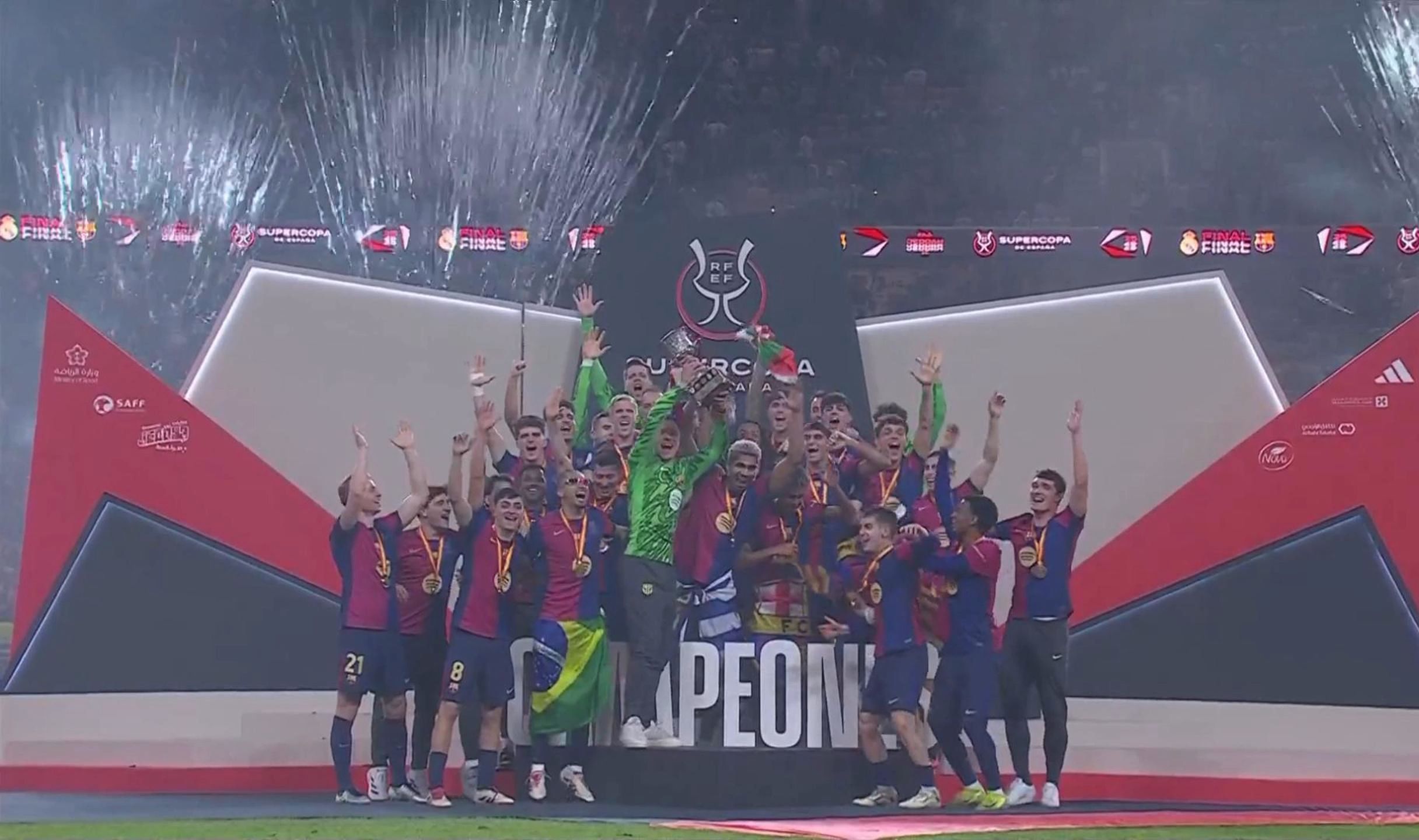 玉昆外援奥斯卡在老家开车遭遇起火，车内人员都及时逃生