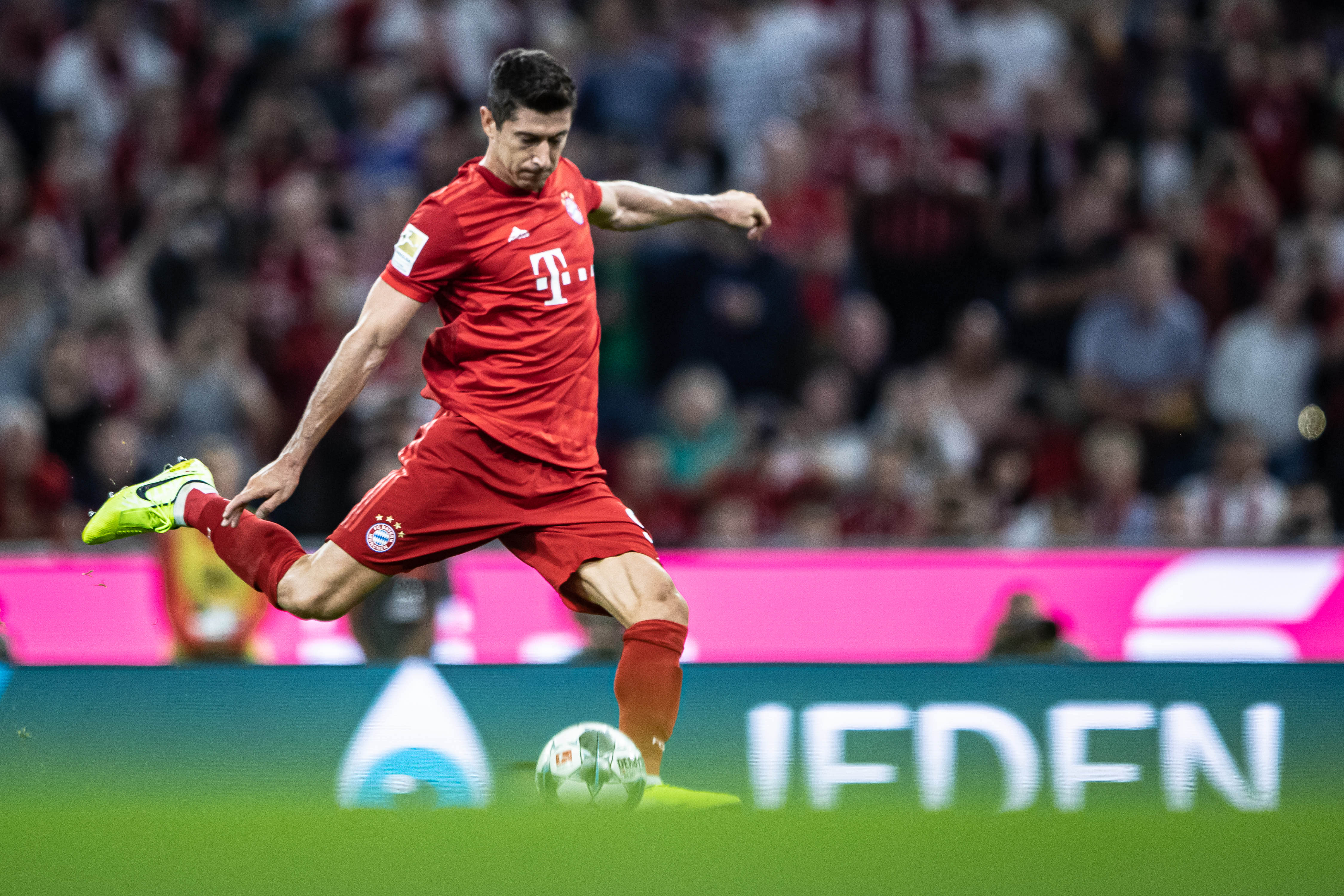 懂球帝2025年10月MVP候选出炉：凯哈姆入围，加布、门德斯在列