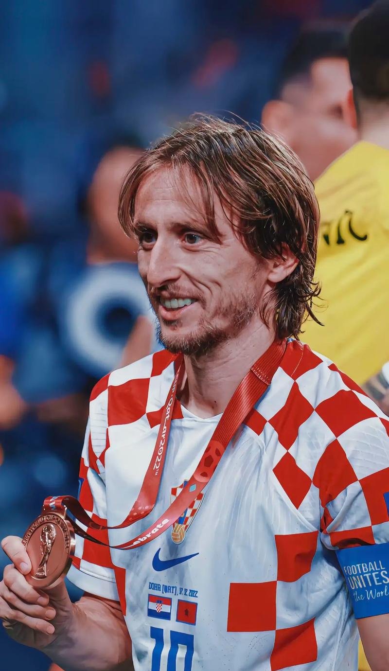 迈尼昂在加比亚社媒动态下留言，后者回复：请续约